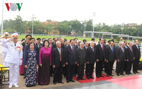 Руководители Вьетнама посетили мавзолей Хо Ши Мина и почтили память павших солдат - ảnh 1